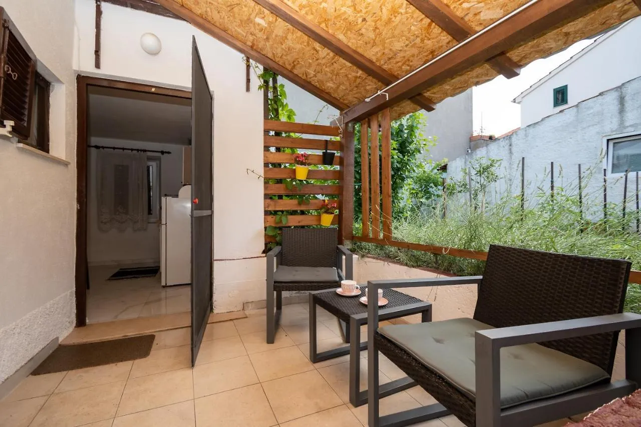 Apartments With A Parking Space Preko, Ugljan - 8179 0*, Преко Хорватия